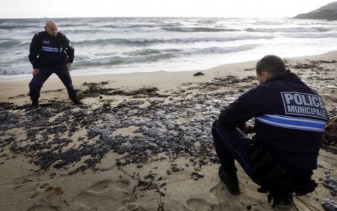 Ambiente, spiagge del Mediterraneo della Costa Azzurra evacuate dai vigili del fuoco a causa di una fuoriuscita di petrolio in mare