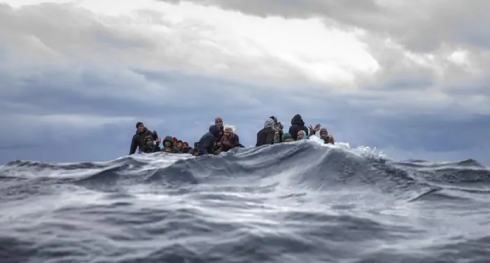 Migranti, nuova tragedia sulla rotta della disperazione: barcone soccorso dalla Guardia Costiera