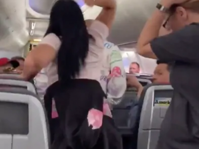 Lite furiosa tra marito e moglie in aereo pronto al decollo. Il video finisce sui social