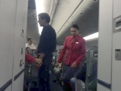 Volo da incubo Mosca - Phuket. Un uomo ubriaco tenta di aprire il portellone in alta quota: impacchettato dai passeggeri con il domopak