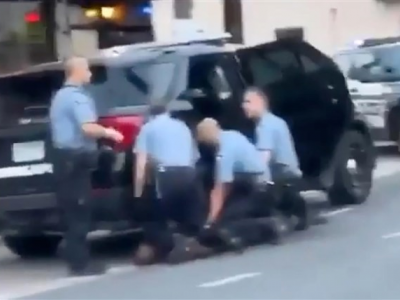 Razzismo, nuove immagini dell'arresto di George Floyd mostrano tre poliziotti seduti sulla schiena. 