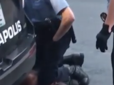 Video shock pubblicato su Facebook: la polizia blocca il collo con un ginocchio e muore soffocato