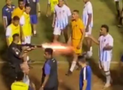 Sport: poliziotto spara a un calciatore per sedare una rissa in campo in Brasile - Il video