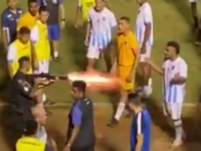Sport: poliziotto spara a un calciatore per sedare una rissa in campo in Brasile - Il video