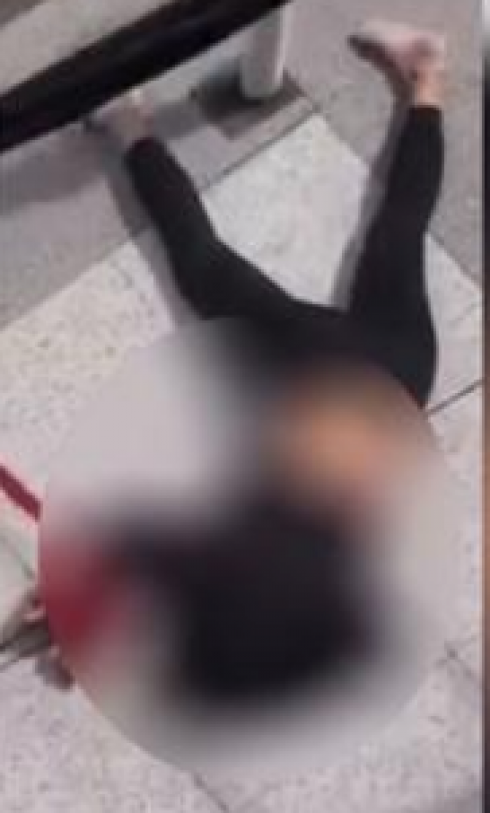 Incidente shock in palestra, tapis roulant risucchia 22enne mentre si allena e la lancia fuori dalla finestra: morta - Video
