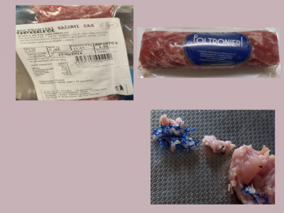 Frammenti di plastica di colore blu nella pasta di salame fresco prodotto da Poltronieri Salumi Sas