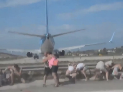 Selfie mania: turisti fotografano il momento del decollo di un aereo a pochi metri di distanza dal velivolo – Il video
