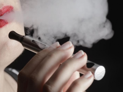 Nuovi studi “contro” la sigaretta elettronica: "Aumenta significativamente il rischio di problemi orali." 