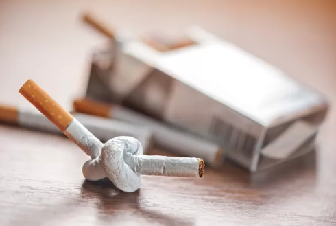 Guerra al tabacco: la Nuova Zelanda vieta a vita l'acquisto di sigarette e tabacco agli under 14.