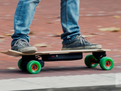Cade con uno skateboard elettrico, muore un 42enne