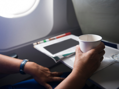 Uno studio americano consiglia: "Non bere caffè o tè e non lavarti mai le mani a bordo degli aerei"