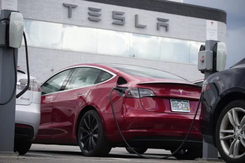 Tesla richiama 54.000 auto in Usa per problemi di sicurezza