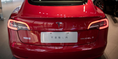 Tesla richiama 500.000 auto in Usa per problemi di sicurezza
