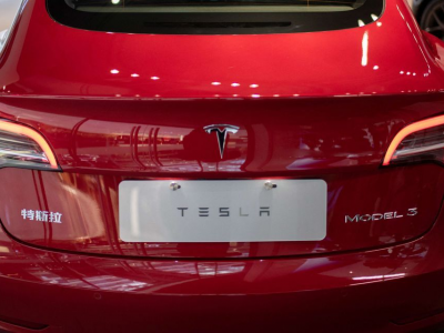 Tesla richiama 500.000 auto in Usa per problemi di sicurezza