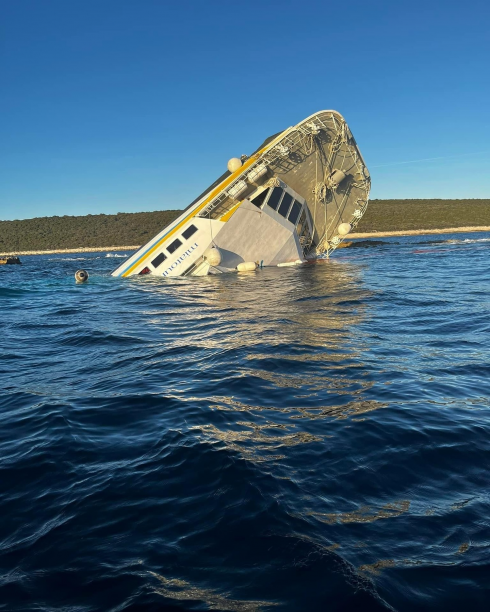 Catamarano con 78 persone a bordo si schianta contro gli scogli e affonda nell'Adriatico