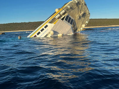 Catamarano con 78 persone a bordo si schianta contro gli scogli e affonda nell'Adriatico