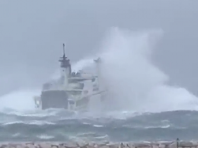 Viaggio da incubo in traghetto tra Ponza e Formia con onde tempestose di 8 metri che superano la nave