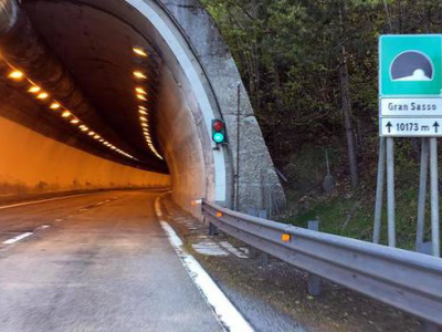 L’Adac, l’automobile club tedesca, lancia l’allarme sulla sicurezza dei tunnel italiani, sono pericolosi: “Sette su otto non sono sicuri”. 