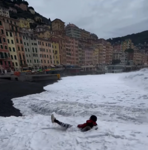 Selfie mania: turista fa una foto alla mareggiata ma un'onda se la porta via - Il video