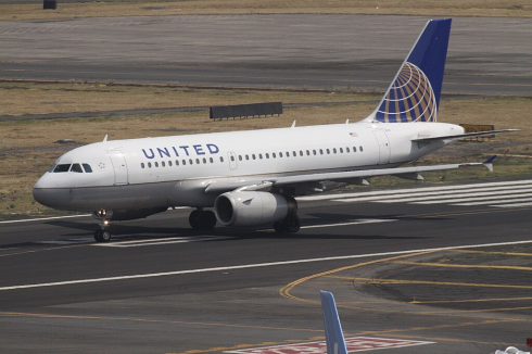 Corpo di clandestino trovato nel carrello di aereo in atterraggio all'aeroporto di Kahului a Maui nelle Hawaii 