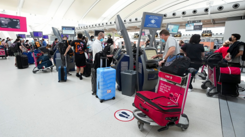 Centinaia di voli cancellati negli aeroporti di New York: ancora disagi per centinaia di nostri connazionali bloccati in una snervante attesa in aeroporto
